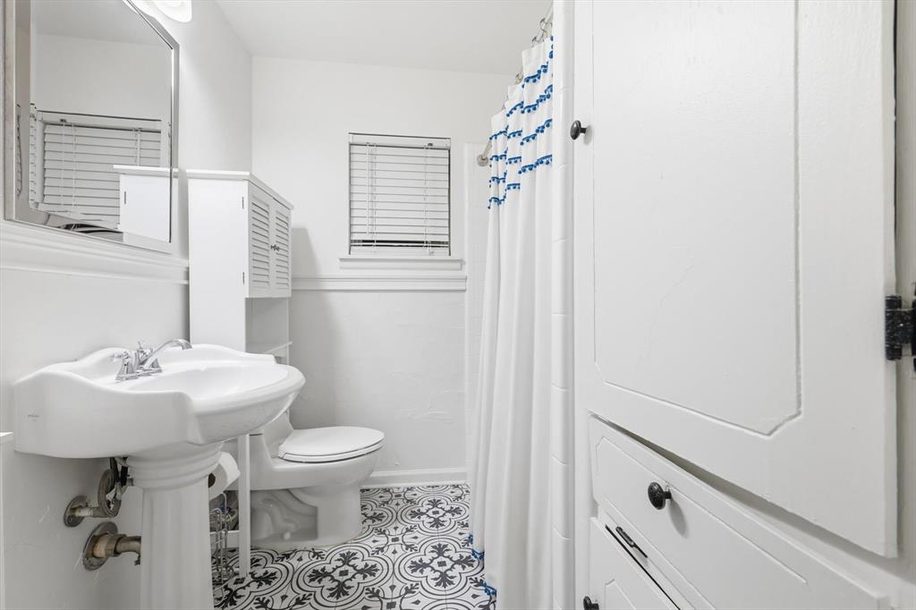 829 Inwood Drive McKinney, TX 75069 - Photo 28 of 40 Porcelain tub professionally resurfaced