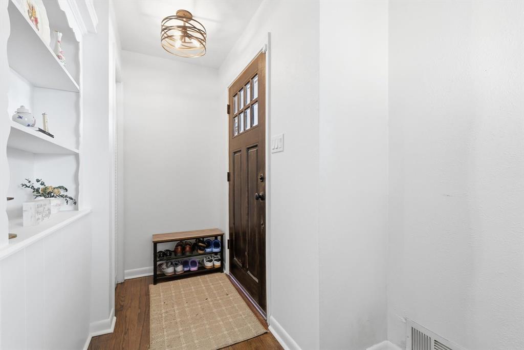 829 Inwood Drive McKinney, TX 75069 - Photo 4 of 40 Front Entry with built-in shelves