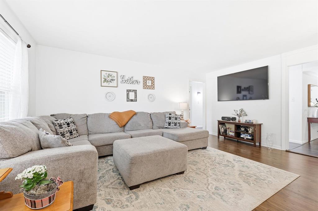 829 Inwood Drive McKinney, TX 75069 - Photo 5 of 40 Large main living room