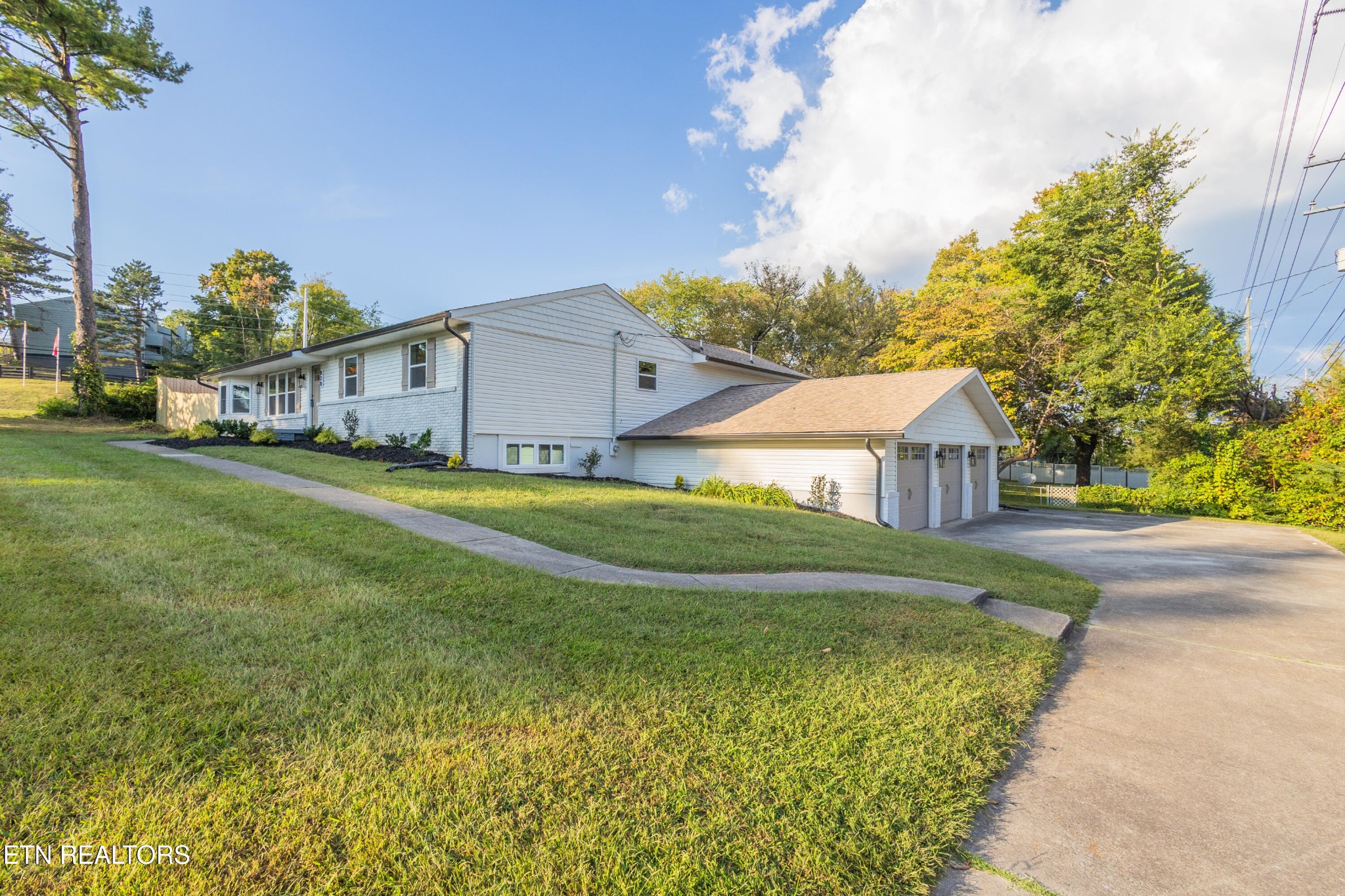 838 Whitehall Road Knoxville, TN 37909 - Photo 3 of 50