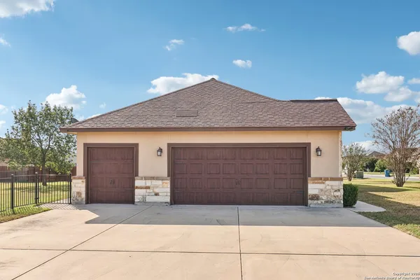 $419,000 | 100 Fairway Drive, Floresville, TX 78114
