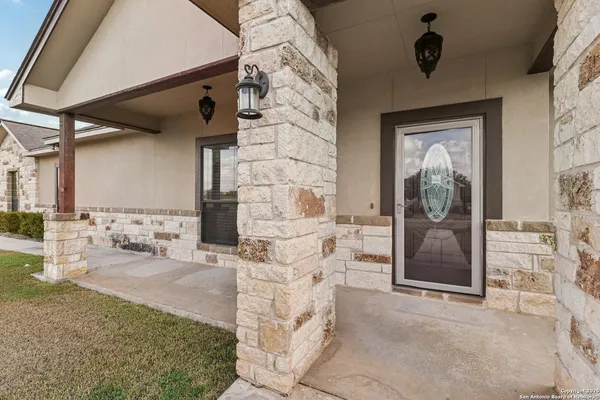 $419,000 | 100 Fairway Drive, Floresville, TX 78114