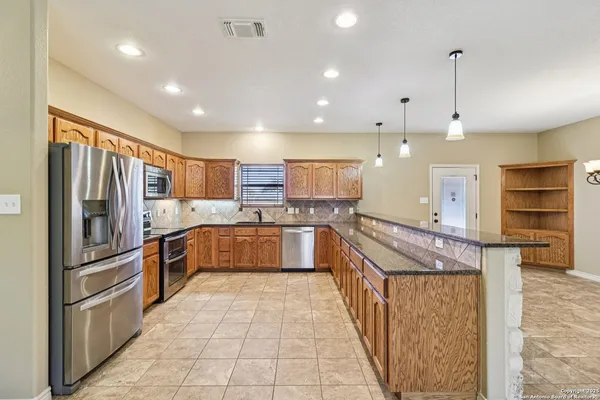 $419,000 | 100 Fairway Drive, Floresville, TX 78114