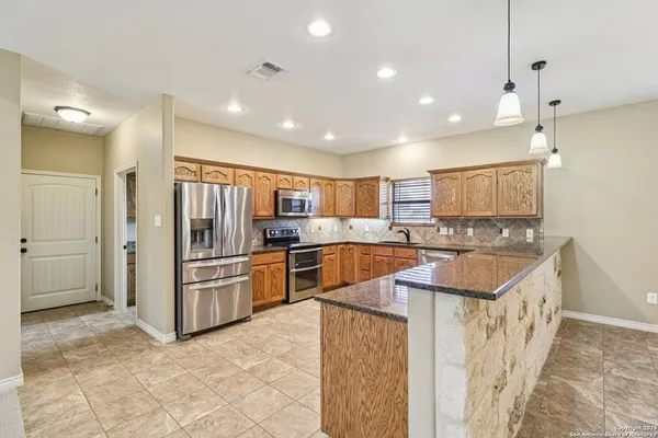 $419,000 | 100 Fairway Drive, Floresville, TX 78114