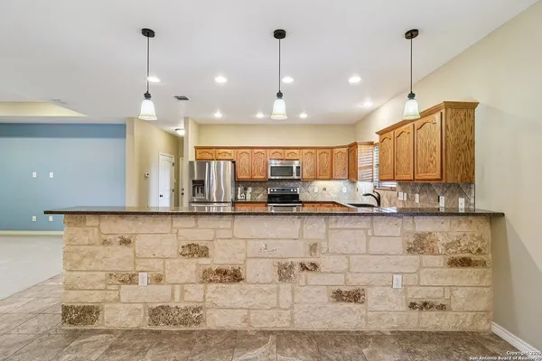 $419,000 | 100 Fairway Drive, Floresville, TX 78114