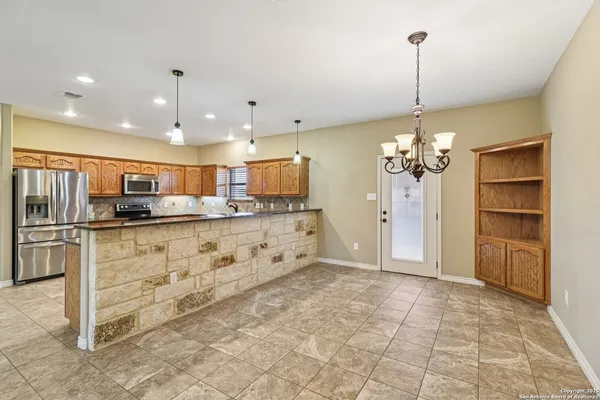 $419,000 | 100 Fairway Drive, Floresville, TX 78114