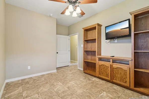 $419,000 | 100 Fairway Drive, Floresville, TX 78114