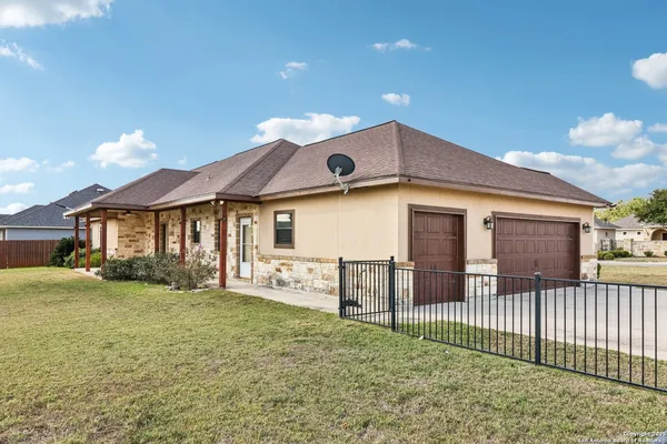$419,000 | 100 Fairway Drive, Floresville, TX 78114