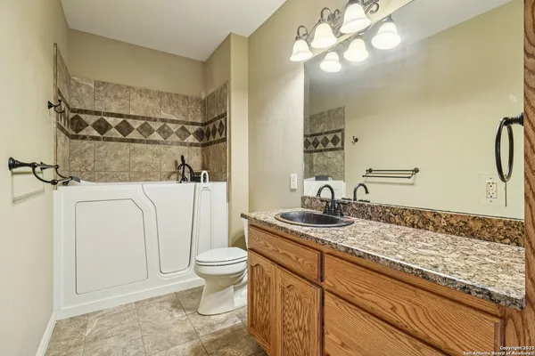 $419,000 | 100 Fairway Drive, Floresville, TX 78114