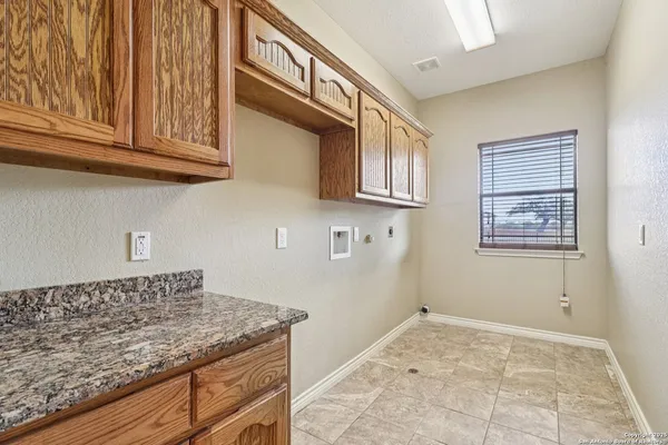 $419,000 | 100 Fairway Drive, Floresville, TX 78114
