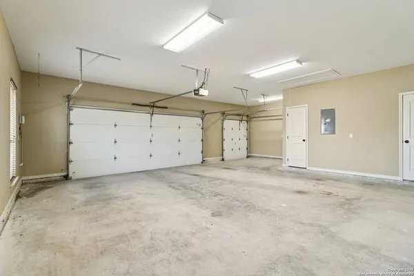 $419,000 | 100 Fairway Drive, Floresville, TX 78114