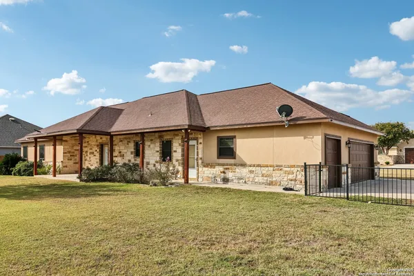 $419,000 | 100 Fairway Drive, Floresville, TX 78114