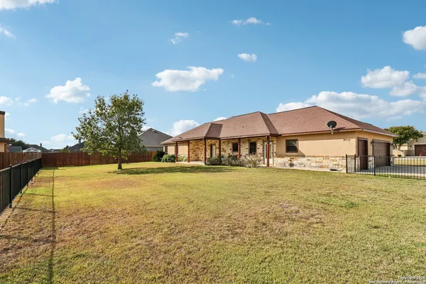 $419,000 | 100 Fairway Drive, Floresville, TX 78114