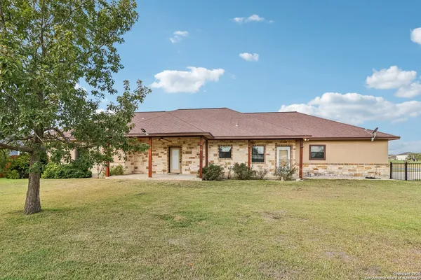 $419,000 | 100 Fairway Drive, Floresville, TX 78114