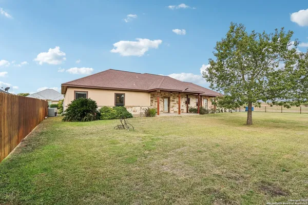 $419,000 | 100 Fairway Drive, Floresville, TX 78114
