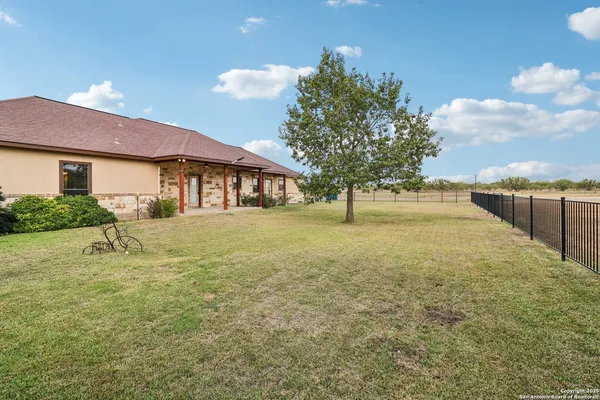 $419,000 | 100 Fairway Drive, Floresville, TX 78114
