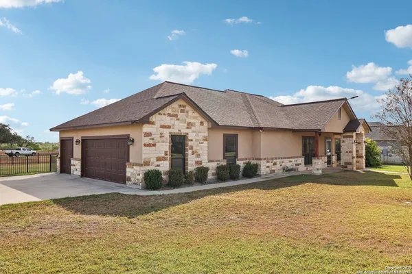 $419,000 | 100 Fairway Drive, Floresville, TX 78114