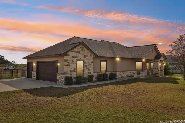 $419,000 | 100 Fairway Drive, Floresville, TX 78114