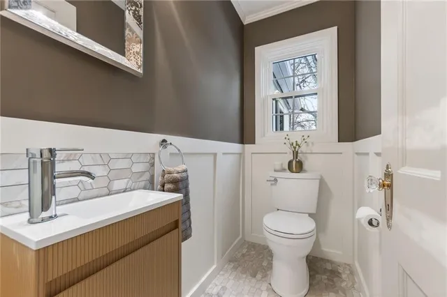 $699,950 | 900 Northeast Barnes Avenue, Kansas City, MO 64118