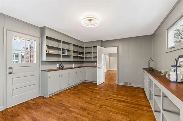 $699,950 | 900 Northeast Barnes Avenue, Kansas City, MO 64118