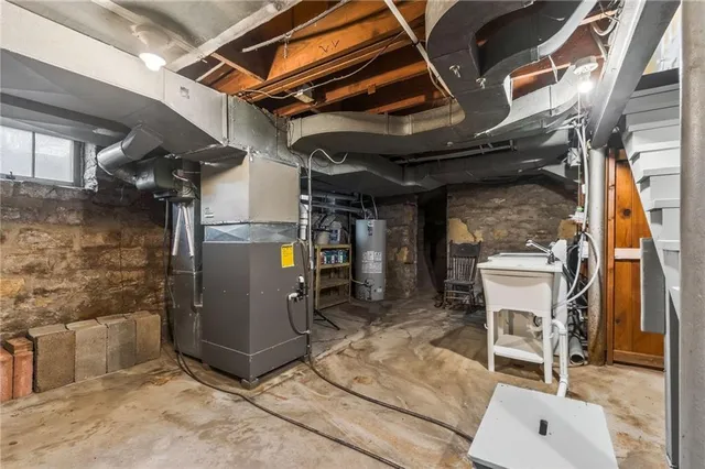 $699,950 | 900 Northeast Barnes Avenue, Kansas City, MO 64118