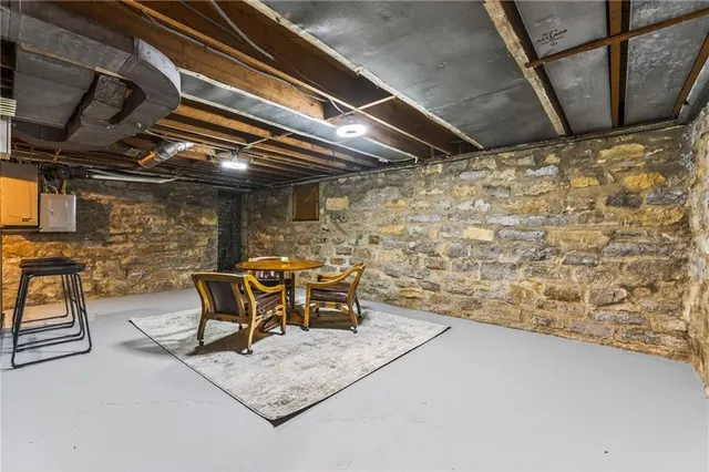 $699,950 | 900 Northeast Barnes Avenue, Kansas City, MO 64118