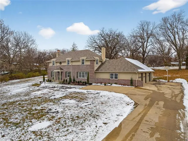 $699,950 | 900 Northeast Barnes Avenue, Kansas City, MO 64118
