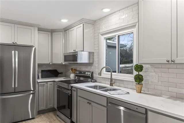 $699,950 | 900 Northeast Barnes Avenue, Kansas City, MO 64118