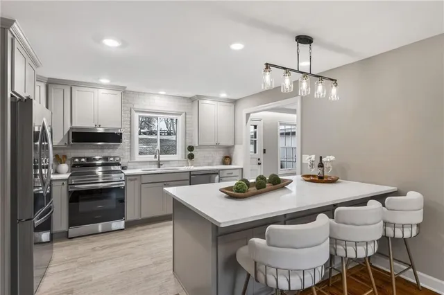 $699,950 | 900 Northeast Barnes Avenue, Kansas City, MO 64118