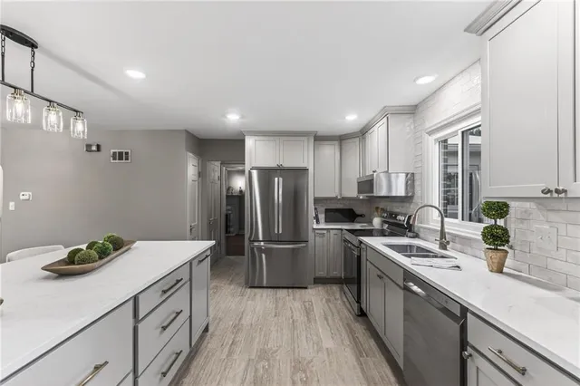 $699,950 | 900 Northeast Barnes Avenue, Kansas City, MO 64118