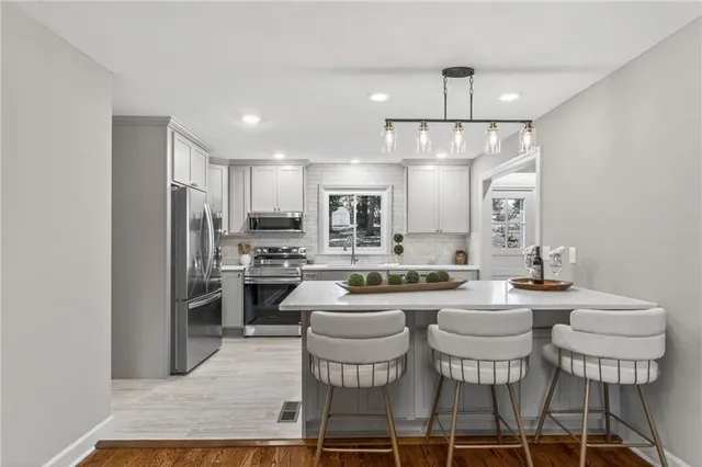 $699,950 | 900 Northeast Barnes Avenue, Kansas City, MO 64118