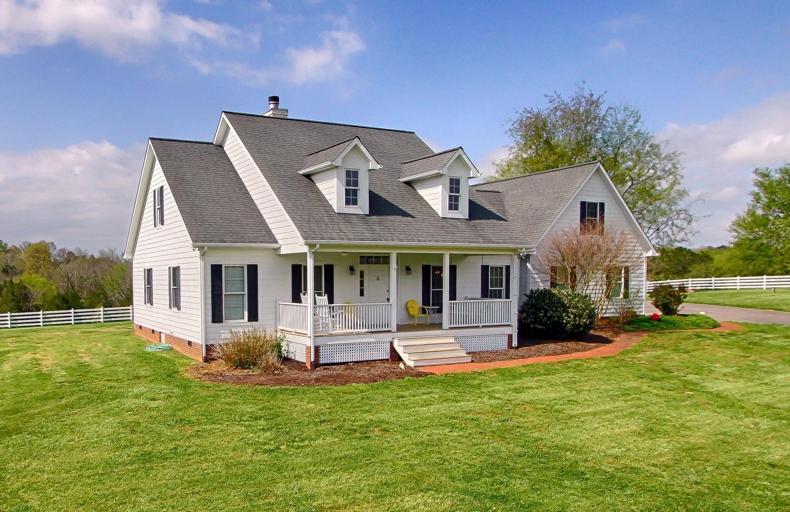 350 Cliff Top Road Blaine, TN 37709 - Photo 1 of 34 a front view of house with yard and green space
