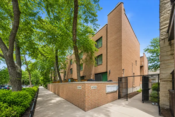 $649,999 | 3759 North Kenmore Avenue, Unit H, Chicago, IL 60613
