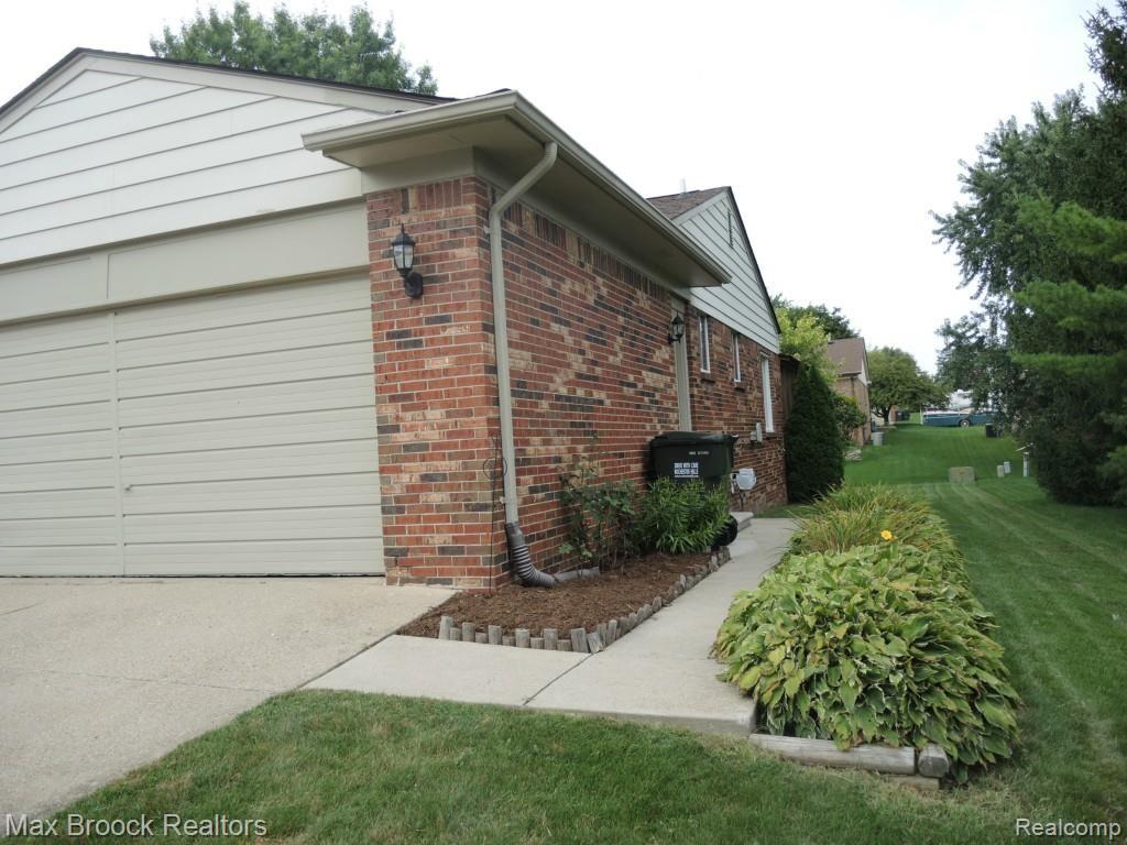 266 Union Drive Rochester, MI 48307 - Photo 25 of 27 SIDE VIEW.