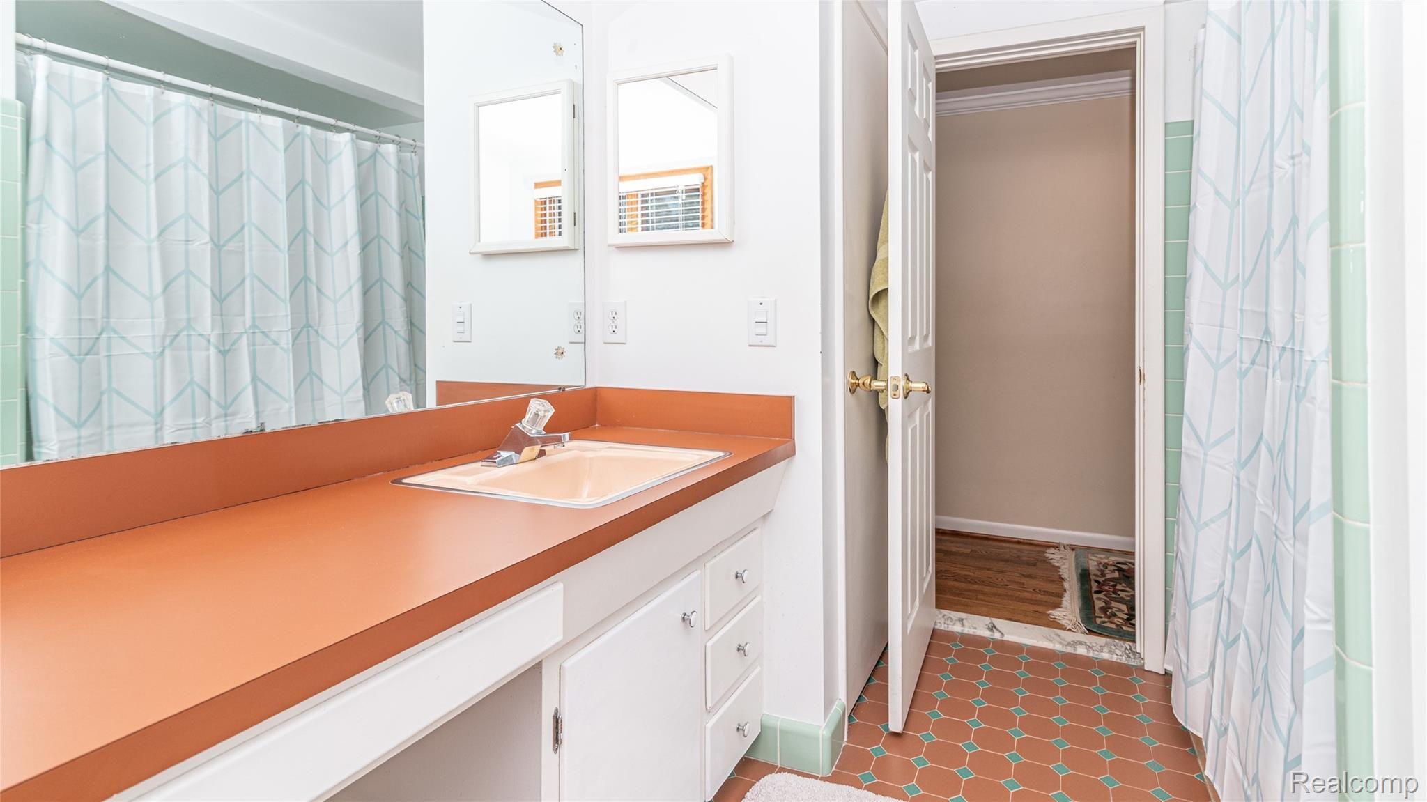 2460 Worcester Road West Bloomfield, MI 48323 - Photo 57 of 75 056_3.jpg