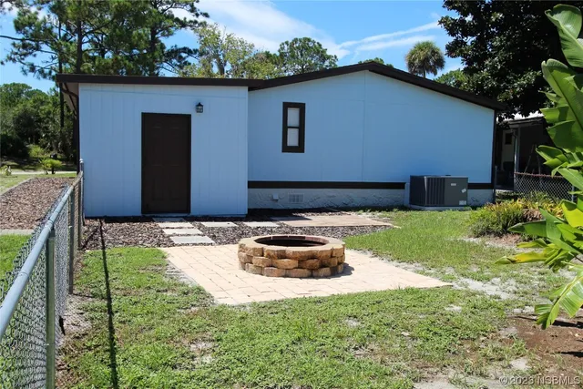 a front view of house with yard
