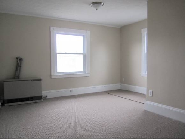 180 Calef Road Manchester, NH 03103 - Photo 8 of 23