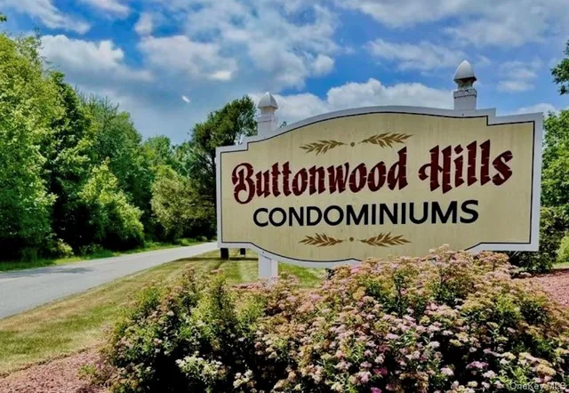 a sign of golf club on a wall