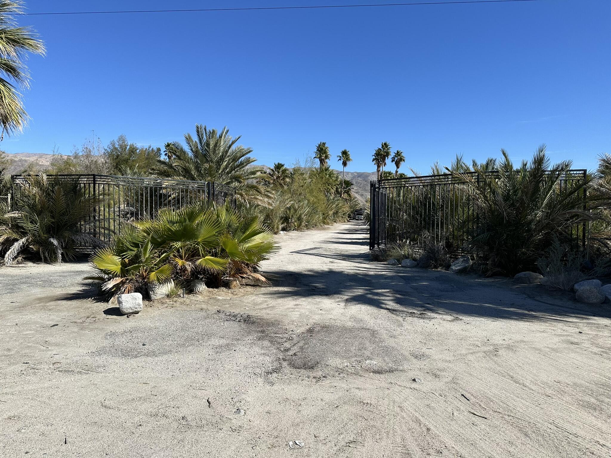 39200 Dillon Road Indio, CA 92203 - Photo 22 of 22 a view of a basketball court