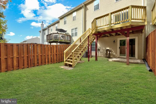 a view of sitting area with furniture