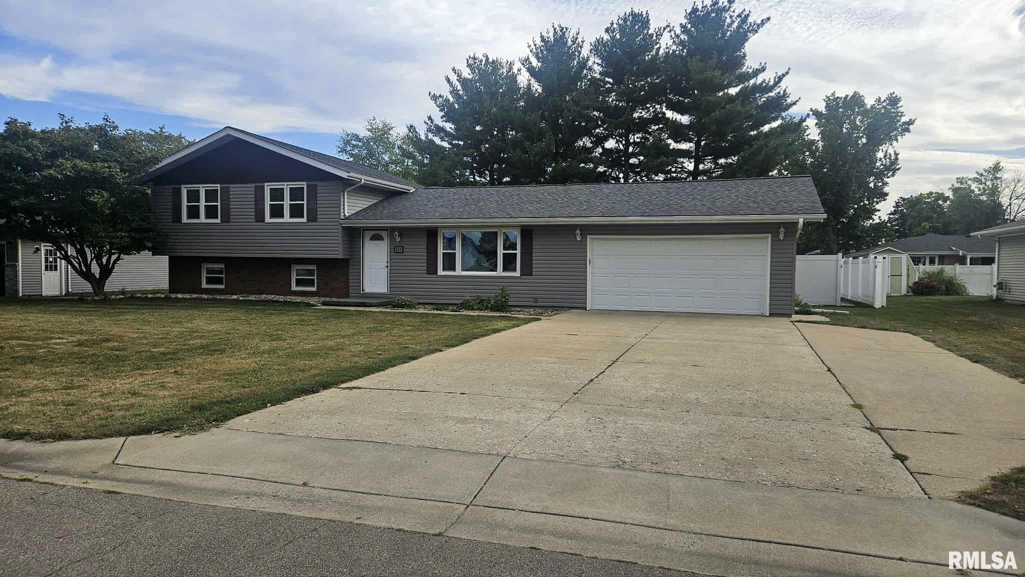 214 Palm Street Canton, IL 61520 - Photo 2 of 56