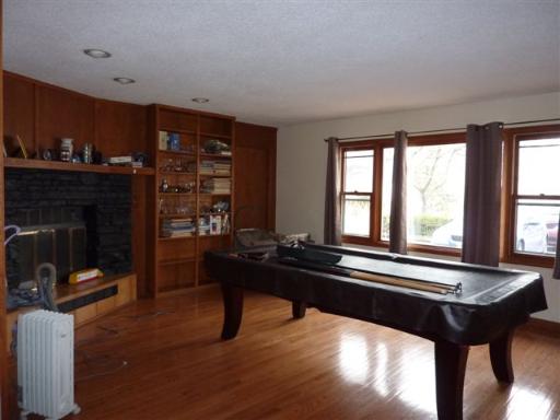 607 Surryse Road Lake Zurich, IL 60047 - Photo 2 of 15 a living room with furniture and a fireplace