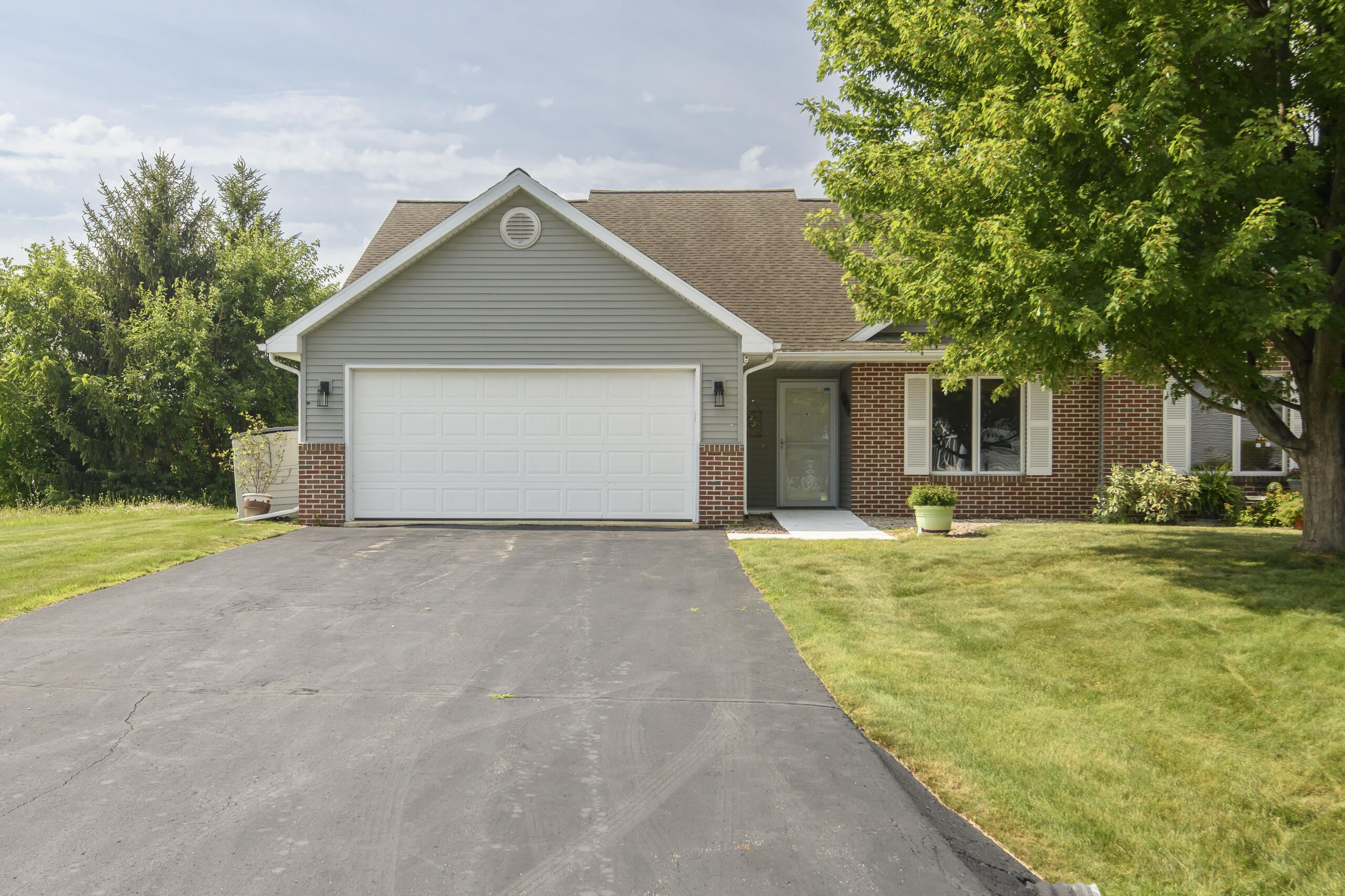 1610 Kyle Lane, Unit 28 Beloit, WI 53511 - Photo 28 of 35 Front of Condo