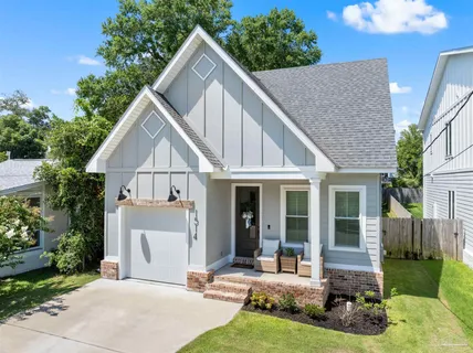 a view of a house with yard and garden