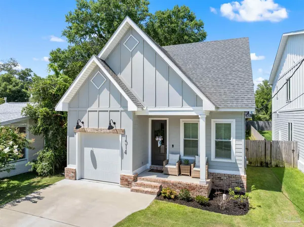 a view of a house with yard and garden