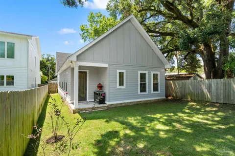 a view of a house with backyard