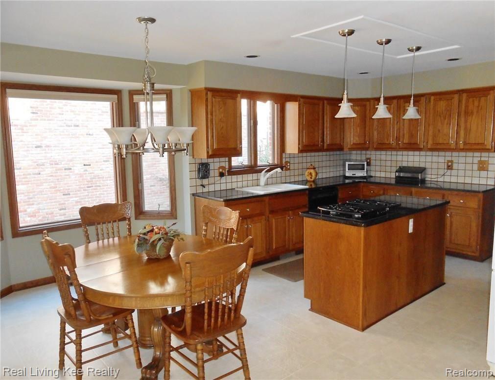742 Stanford Circle Rochester, MI 48309 - Photo 10 of 35 Kit 2.JPG