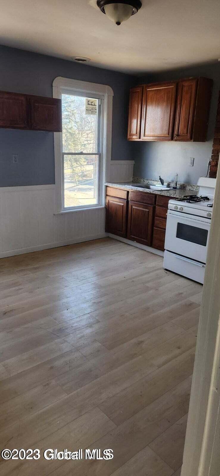 402 Summit Avenue, Unit 1 Schenectady, NY 12307 - Photo 4 of 12 20230214034126792525000000-o (1)