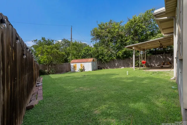 a view of a back yard