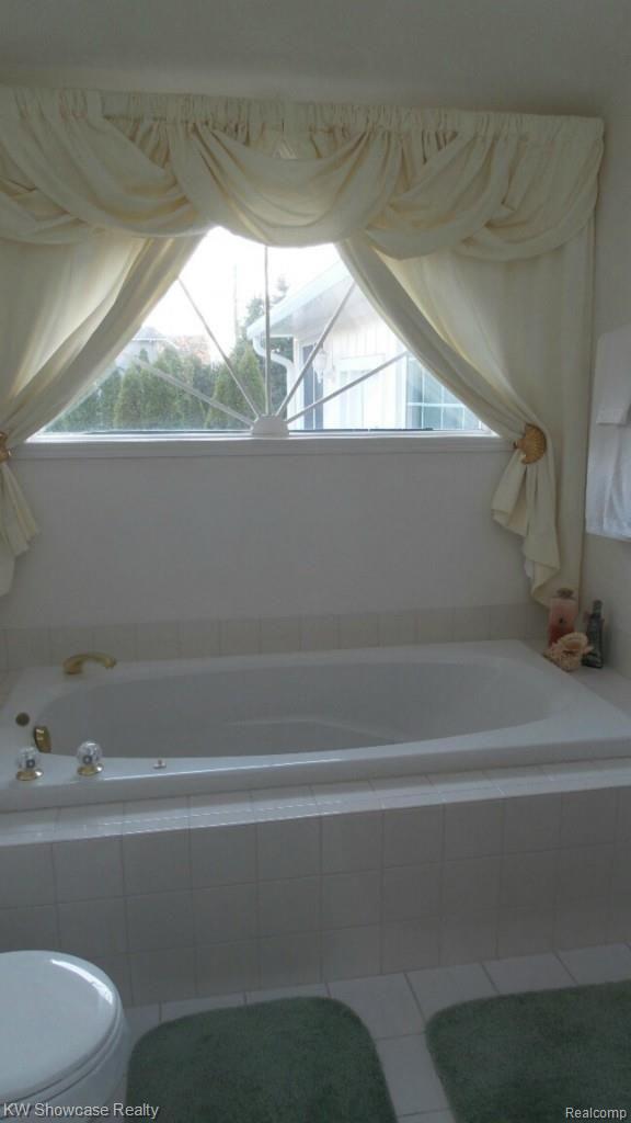 2245 Welch Road Walled Lake, MI 48390 - Photo 6 of 28 Master Bath w/jetted tub